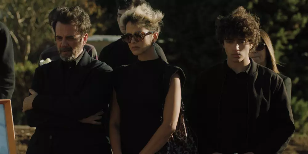 imagen de escena del funeral de la serie El grito de HBO