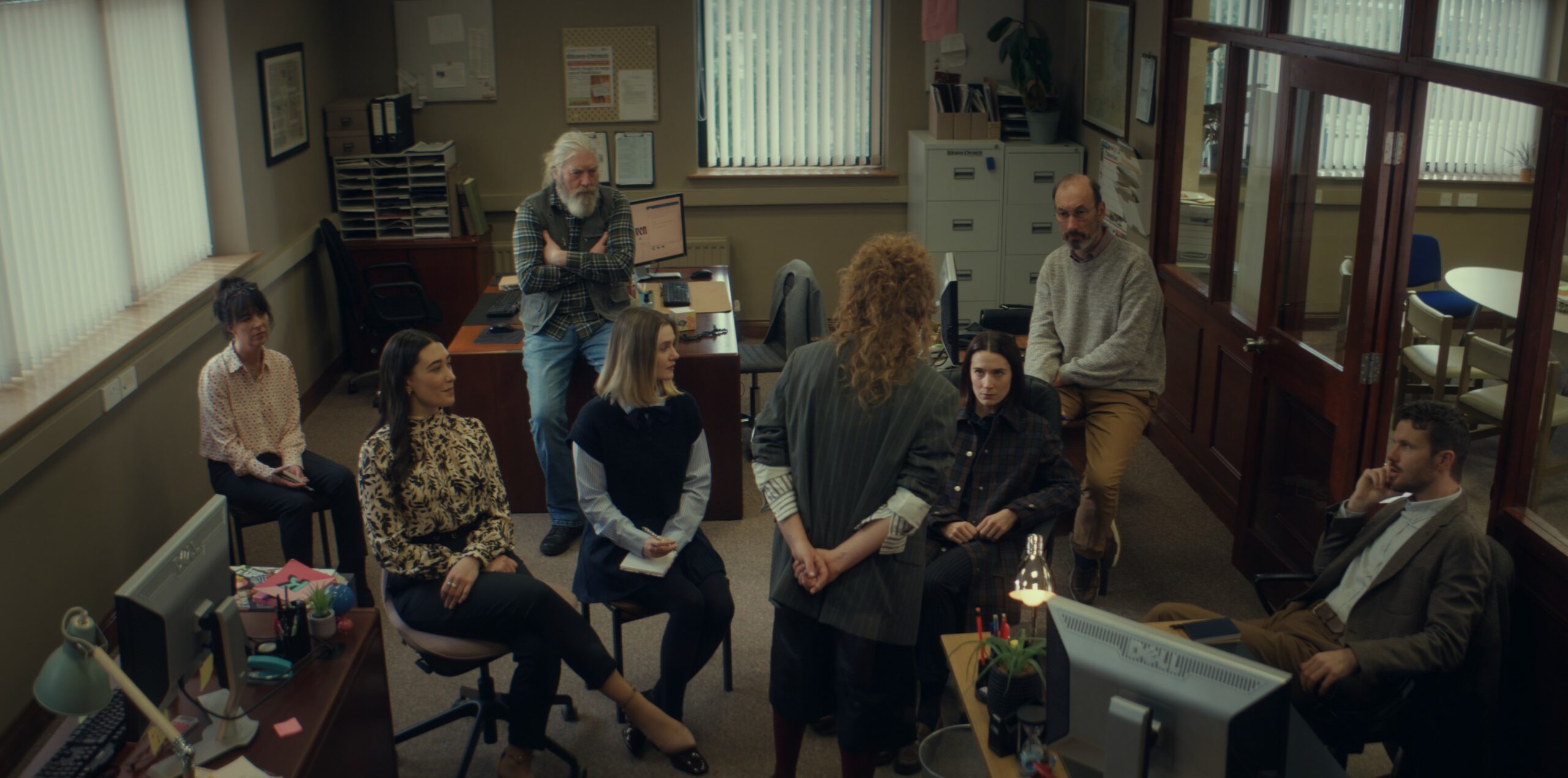 AMC estrena en exclusiva la segunda temporada de la comedia negra ‘Obituary’ OBIT 201 10 scaled